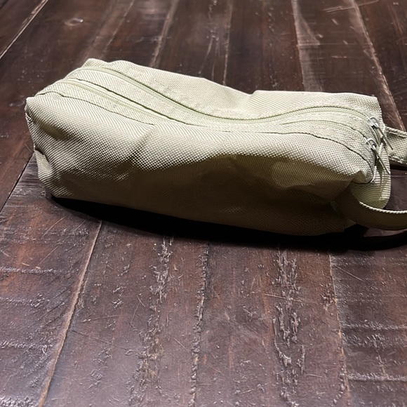 Color: Green - Picture 3 of 8